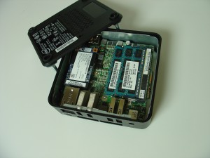 intel_nuc_d3217iye_half_open3