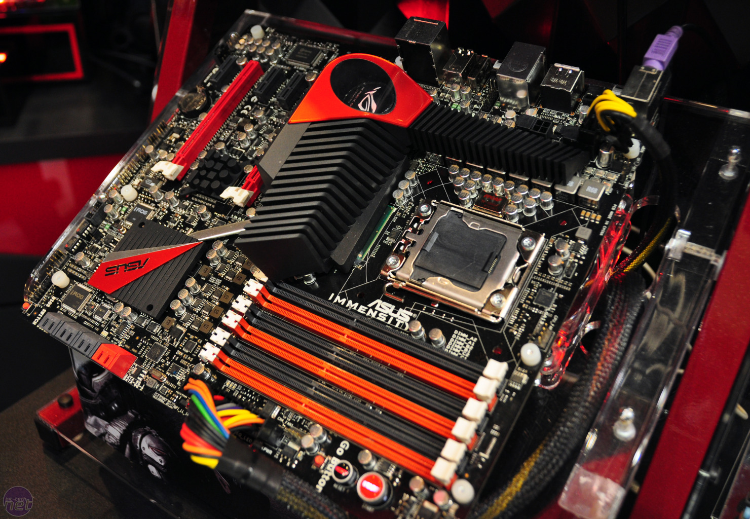 Asus RoG Immensity – дънна платка с интегриран графичен ускорител HD 5770