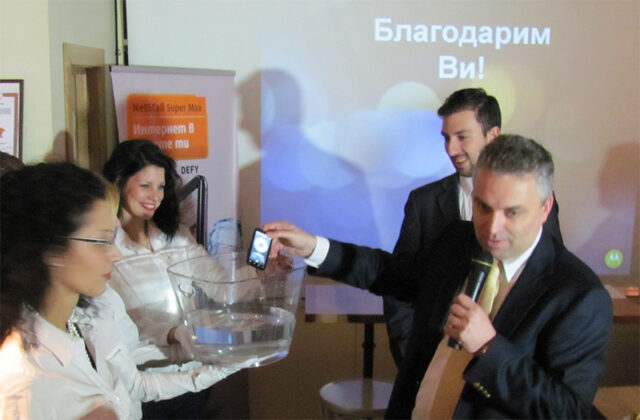 motorola-defy-showoff