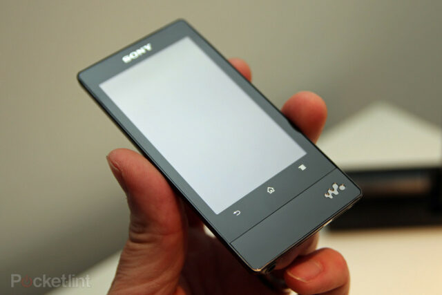 sony-walkman-f800-arrives-with-ice-cream-sandwich-0