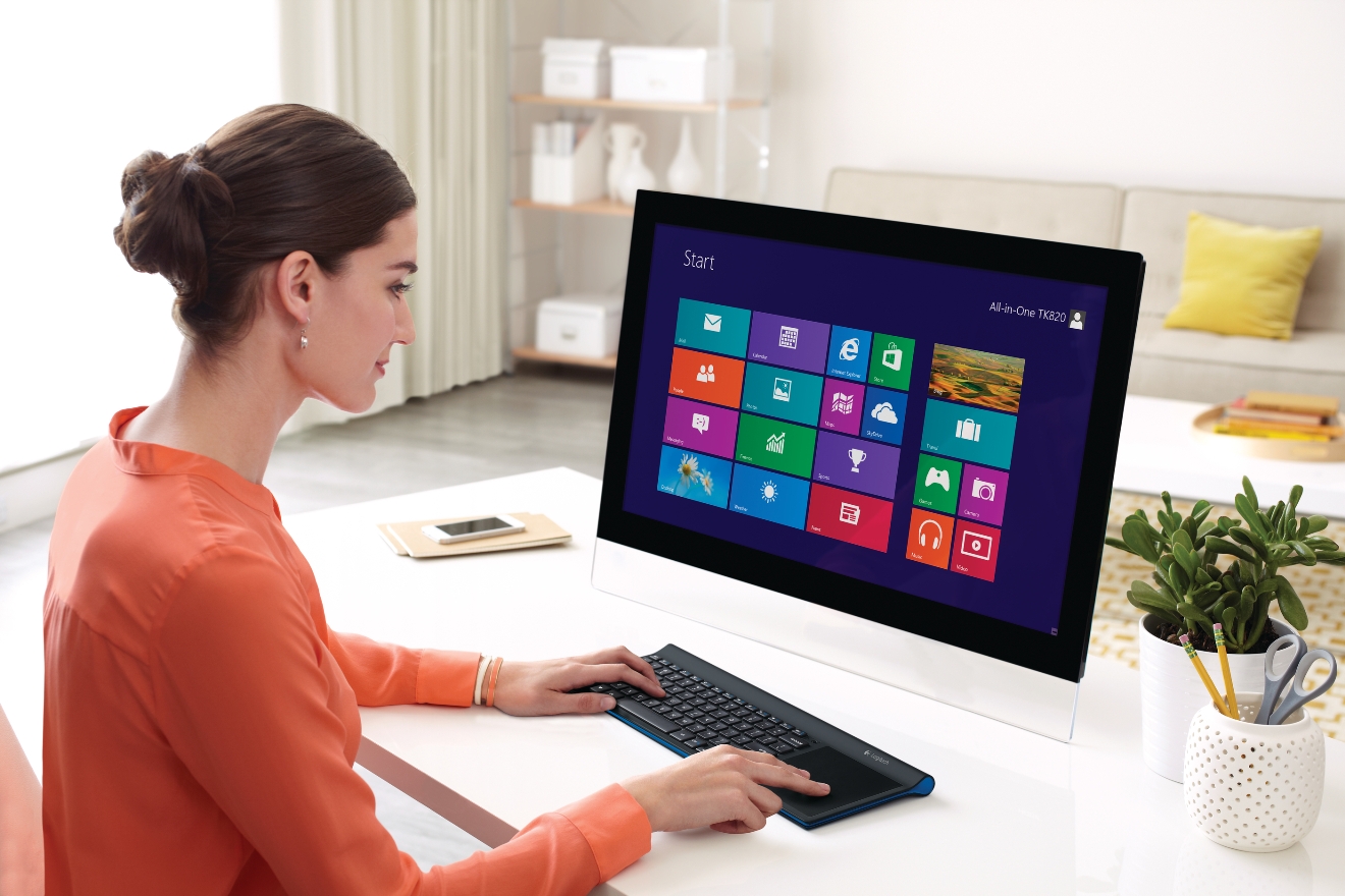Logitech Wireless All-in-One Keyboard TK820 улеснява навигацията с голям, вграден тъч пад