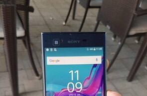 SONY F8331 от плът и… с голям дисплей.
