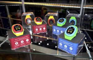 Детският умен часовник MyKi Touch се радва на голям интерес