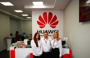 Центърът за обслужване на клиенти на Huawei започва да предлага услуга за лазерно гравиране на смартфоните и безплатна куриерска услуга от „врата до врата“