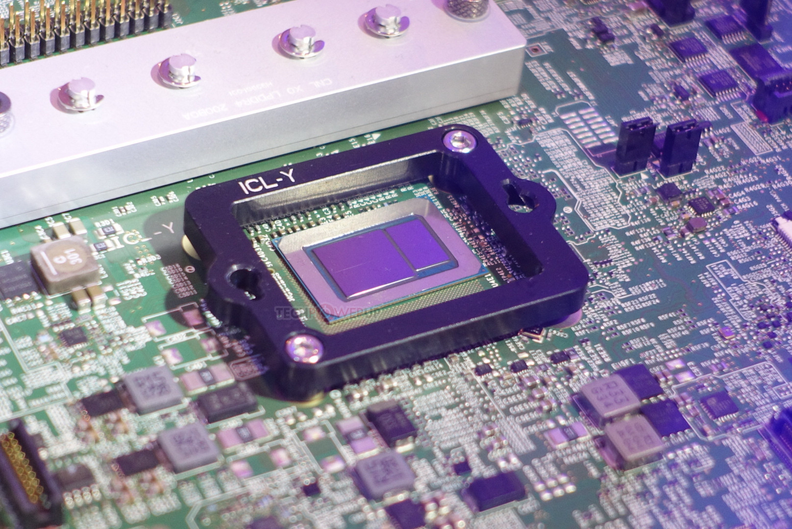 Снимки на Intel „Icy Lake-Y“ MCM
