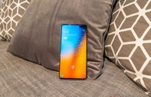 Кара Делевин и Samsung си партнират, за да изпратят първото селфи в Космоса