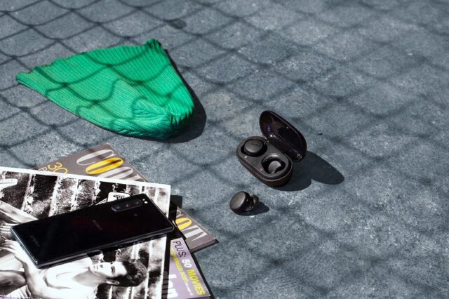 sony_WF_XB700_Black_insitu