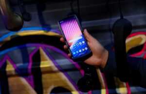 Motorola razr 5G е най-новият сгъваем смартфон в онлайн магазина на VIVACOM
