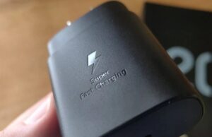 Samsung готови със своят жичен 65W адаптор за зареждане на смартфони