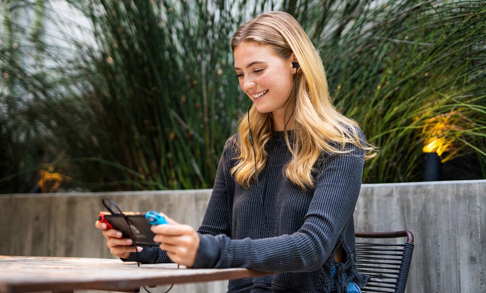 Logitech представя новите геймърски слушалки G333 за PC и мобилна игра