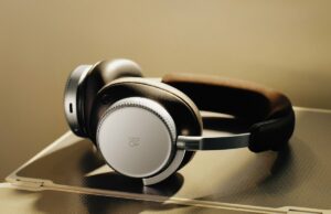 Bang & Olufsen представя нов връх при преносимото аудио със слушалките Beoplay