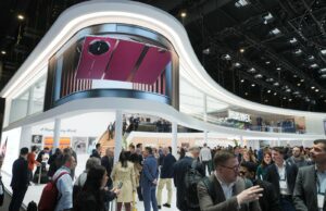 Huawei представи първия в света комерсиален тройно сгъваем телефон на MWC 2025