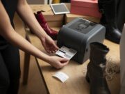 Как етикетните принтери на Brother помагат на търговците на дребно с надеждно и качествено етикетиране