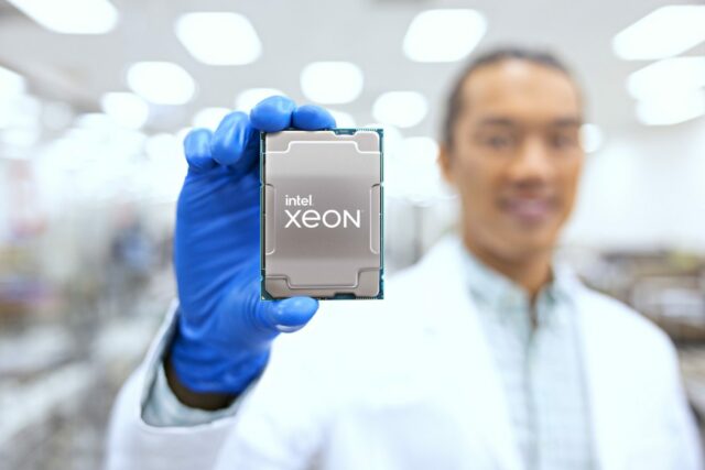 Intel-Xeon-Chip-1456x971