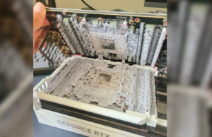 Собственик на AORUS RTX 5090, ревизира охлаждане на картата си и открива огромно количество термопаста