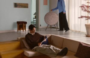 BANG & OLUFSEN ПРЕДСТАВЯ BEOSOUND A9 В ЦВЯТ SIENNA BROWN С НОВА ПЕРСОНАЛИЗИРАНА ДАМАСКА WOOLSCAPE ОТ KVADRAT